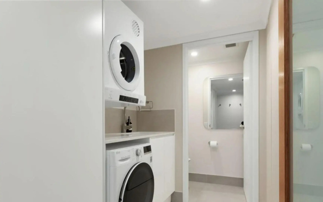Unit 3 21 Park Generous and Comfortable Beachside Abode