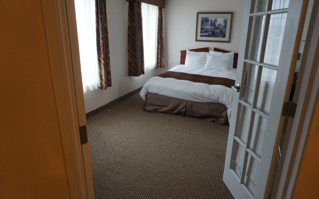 River Hills Hotel
