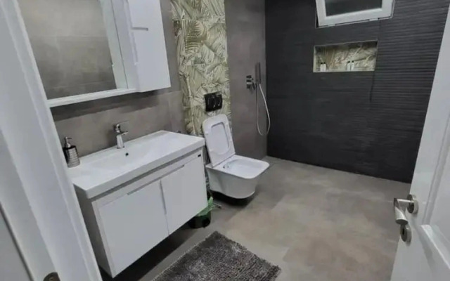 Lakeside View Apartment