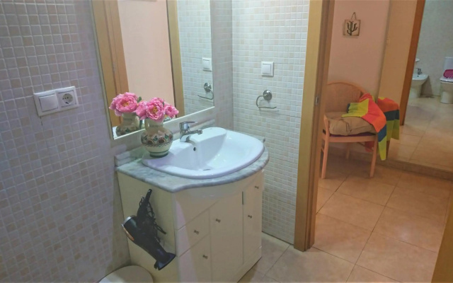 Fantastic apartment with private patio BEACH 10 mins walk