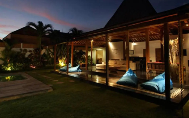 Villa Sebelah