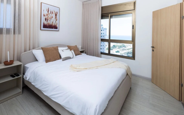SeaFront Luxurious 3 BR Apartment