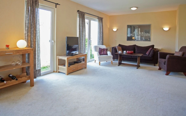 Attractive Holiday Home in Elkeringhausen with Pond