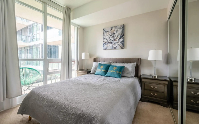 Modern Bright 1Br+Den Unit Downtown