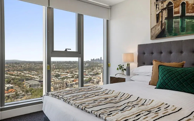 High-rise Balcony Unit With City Views, Gym, Pool