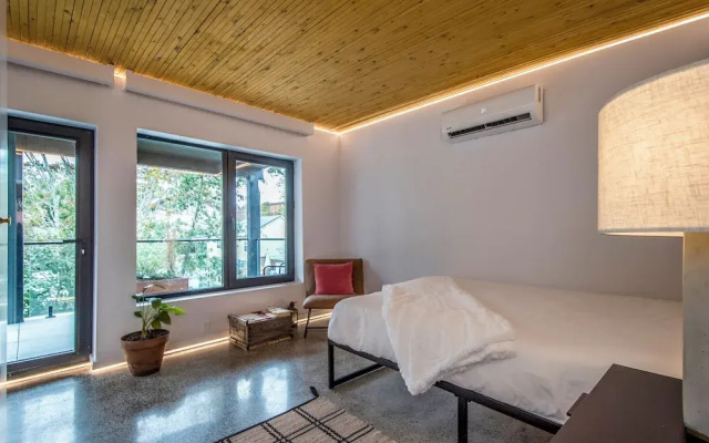 The Halifax Rooftop Home (Furnished)