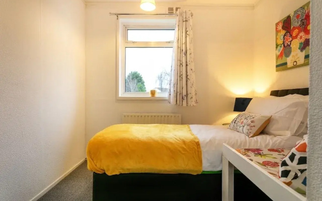 3-beds, Sleeps 5, w/ Parking, 10 Mins From Centre