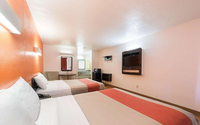 Motel 6 San Antonio, TX - Fiesta Trails
