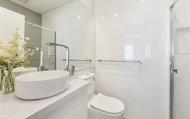 Gorgeous 3-bed House With Spacious Shared Backyard