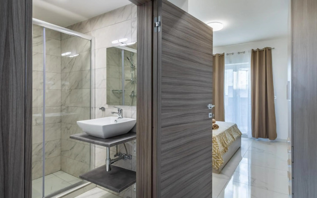STYLISH 2-Bedroom Penthouses - Terrace with Views