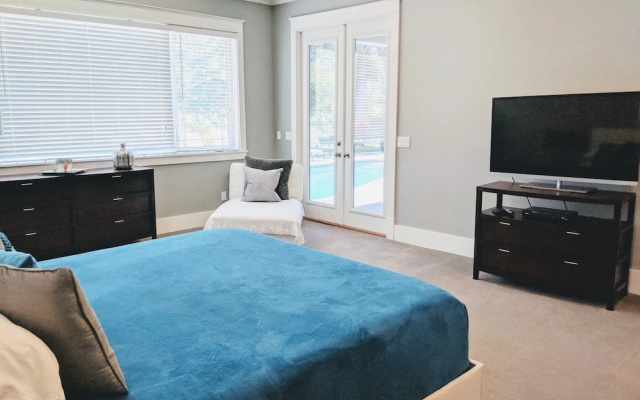 Palm River Estate - Five Bedroom Home