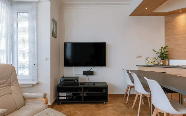 Light-filled Apartment With Lateral sea View