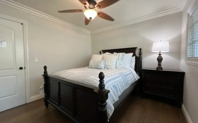 Fantastic 6 bedroom, 4.5 bath home (4 master Suites), pool home
