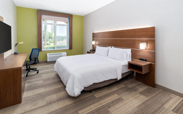 Holiday Inn Express & Suites Dinuba West by IHG