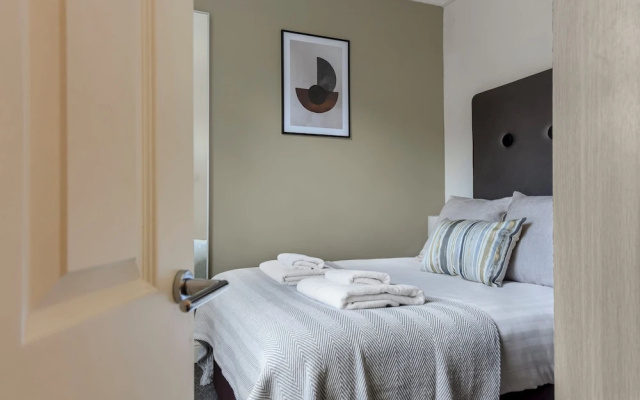 Spacious 2 Bed Flat Near High Street Kensington