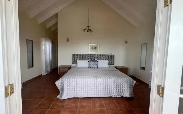 Labrolette Bay-villa-sleeps 8-pool-parking