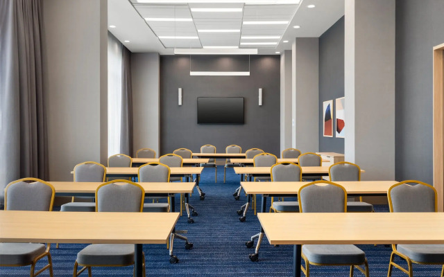 Holiday Inn Express Montreal Airport - St-Laurent by IHG