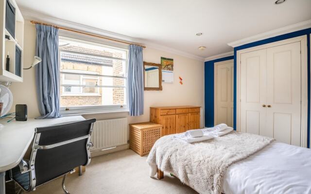 Отель Enchanting Home by Holloway Road Station вид на фасад