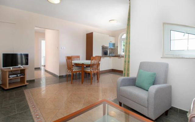Nice Apartment in Dramalj With Wifi and 2 Bedrooms