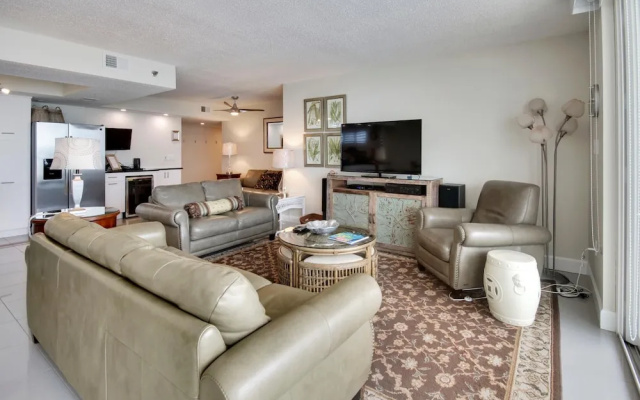 Trillium 5C Beach Front/private Balcony With Amazing Views/pool!