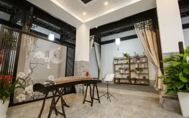 Guanlan Garden Hotel (Fantasy Kingdom Jiuz Ancient Town)