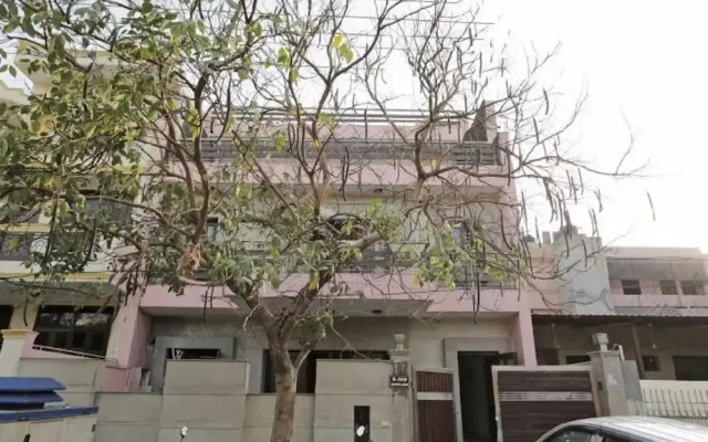 Goroomgo Noida Royal Residency