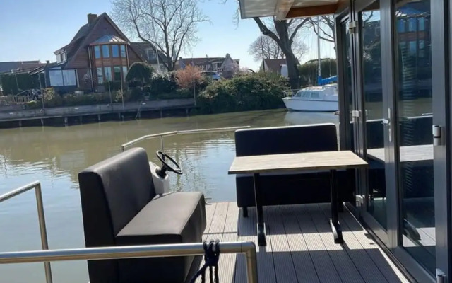 Waterfront Houseboat Near the Centre
