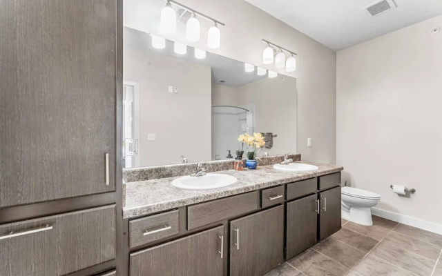 Airy Soco 2BR King Suite w Gympickleballlaundry
