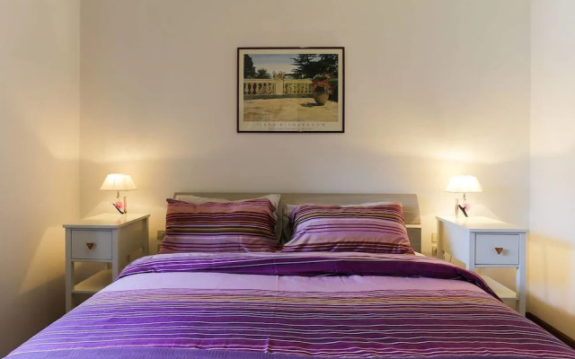 Contemporary Lakeside Villa Enjoying Direct Lake Access, Wifi, BBQ, Near Restaurant and Shop