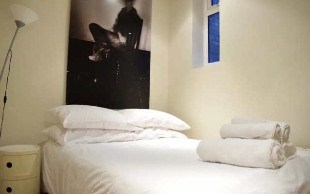 Large 2 Bedroom Flat in Ladbroke Grove With Garden