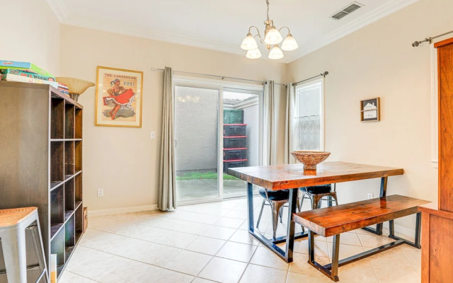 Modern California Escape Near Kayaking & Downtown!