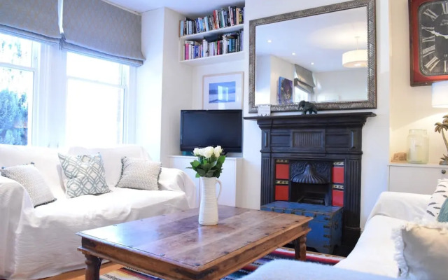 2 Bedroom Apartment With Garden in Shepherds Bush