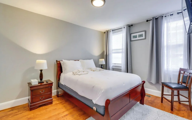 2 Mi to National Mall: DC Townhome