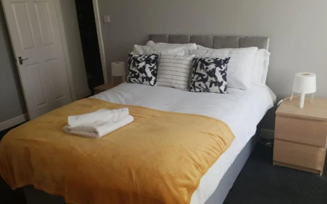 Gateshead's Amethyst 3 Bedroom Apt, Sleeps 6 Guests