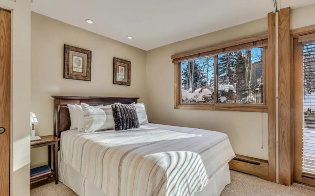 Laurelwood Condominiums Studio Premier Unit 301