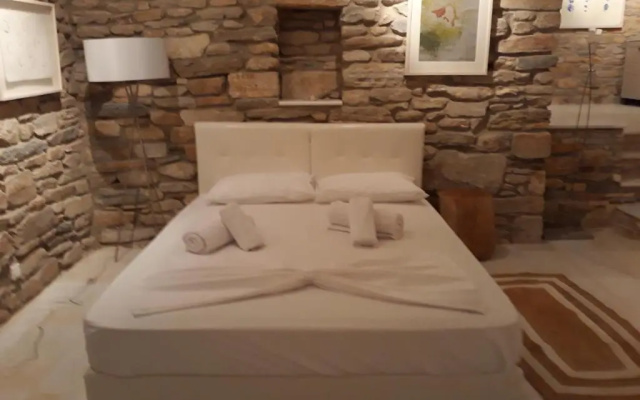 Ios Suite Atellier-Cozy Stone Retreat near the sea