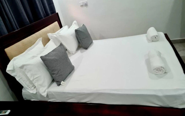 Spacious, Quiet & Cozy- Close to Highway-parking