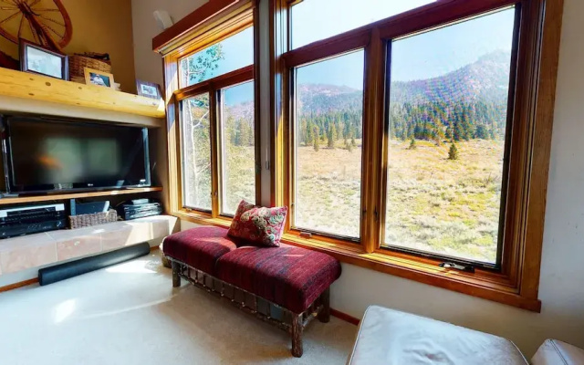 Snowcreek V 760 Pet-Friendly, Amazing Mountain Views, Private 2 Car Garage, Washer Dryer by RedAwning