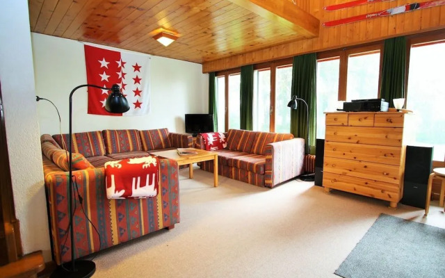 Spacious Chalet near Forest
