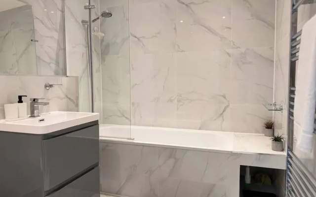 Contemporary 2 bed House With Parking