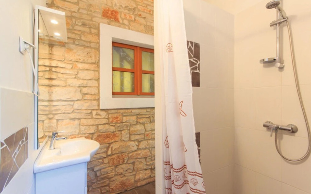 Amazing Home in Boduleri With Wifi and 4 Bedrooms