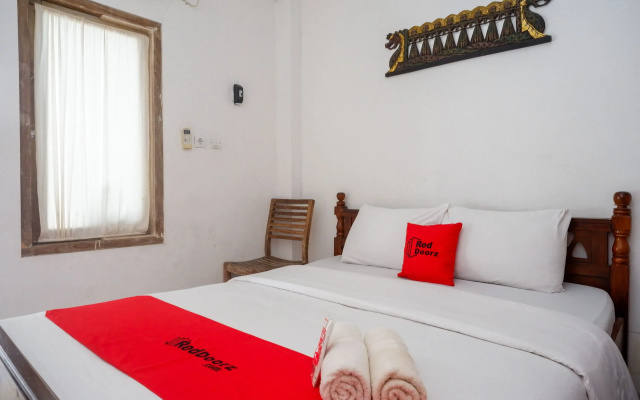RedDoorz Near Plengkung Gading 2
