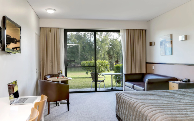 Macquarie Inn At Club Macquarie