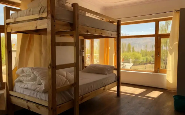 Ree Hostel By Raybo