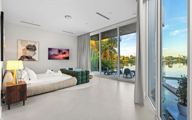 Signature Waterfront Villa by The Glamhomes