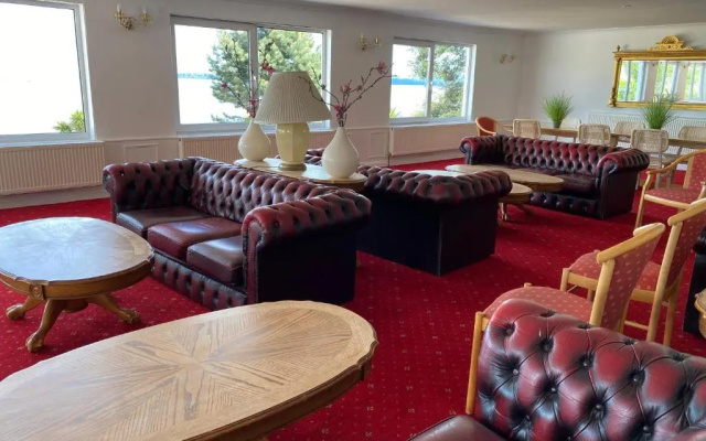 Waters Edge Hotel