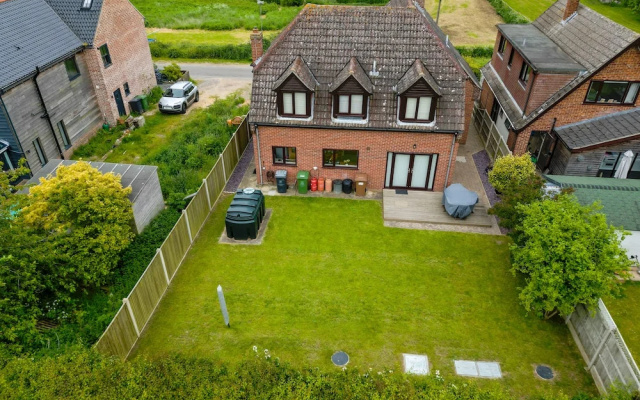 House - Sleeps 6 & Free Parking
