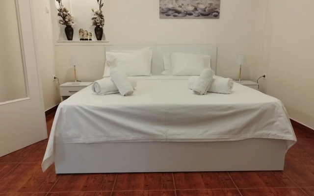 Zeus Apartment