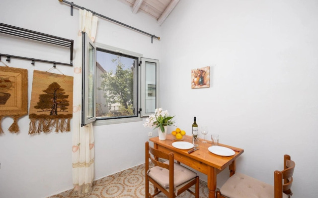 Aimilia Cottage in Longos