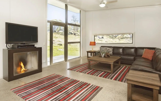 Ecocrackenback 10 'Sustainable, luxurious chalet close to the slopes.'